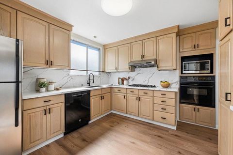 Tiny photo for 31 Avalon Drive, Daly City, CA 94015 (MLS # ML82037522)