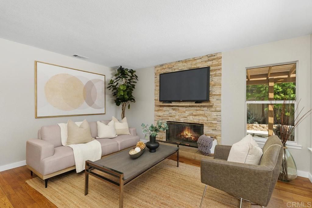 listing image 130722772271413669409