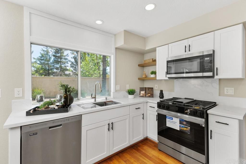 listing image 130720435221718351876