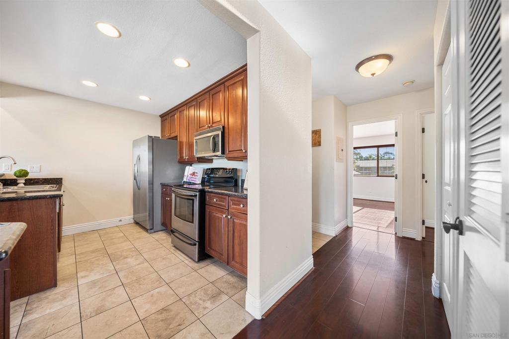 3167 Via Alicante 242