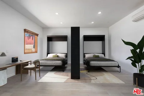 MLS: 26990581