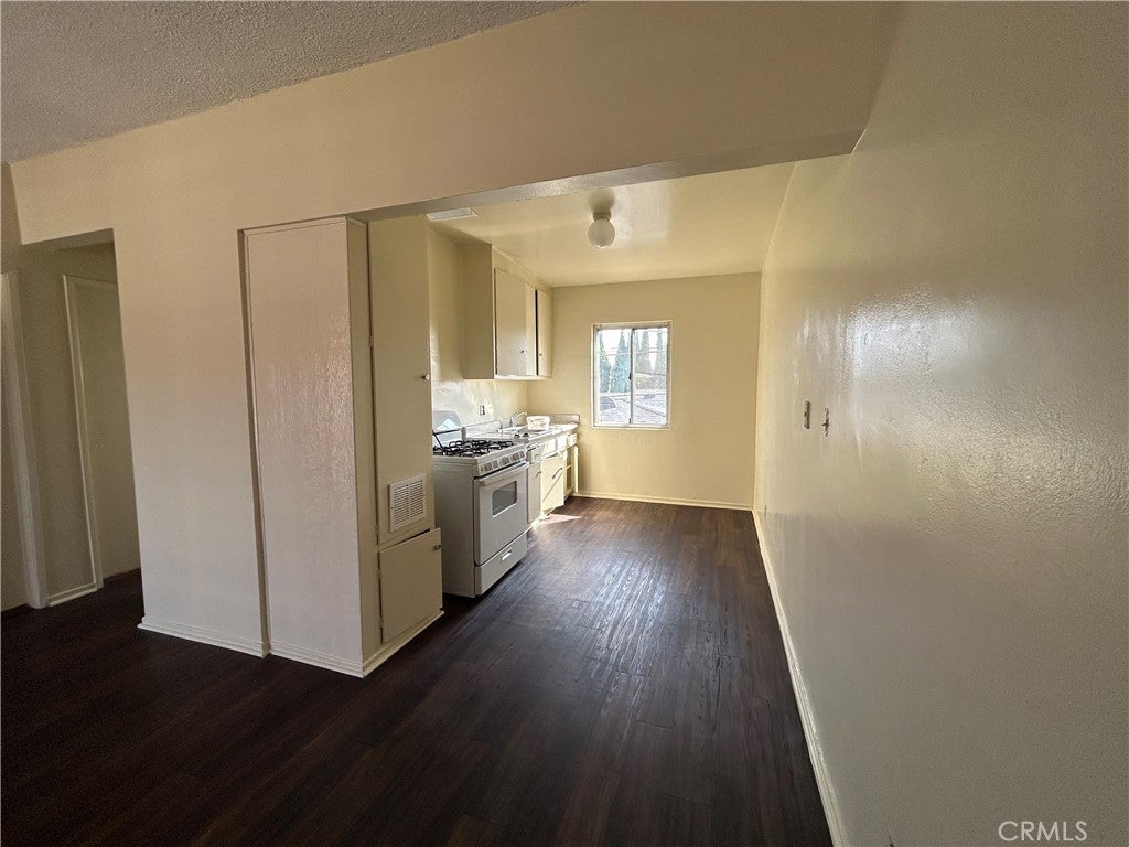 325 W Carson Street 9