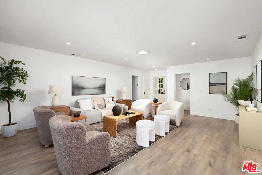 16257 Los Alimos Street