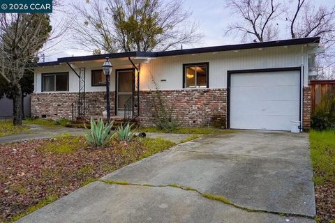 Photo of 12773 Shoreview Dr, Clearlake Oaks, CA 95423 (MLS # 41128573)