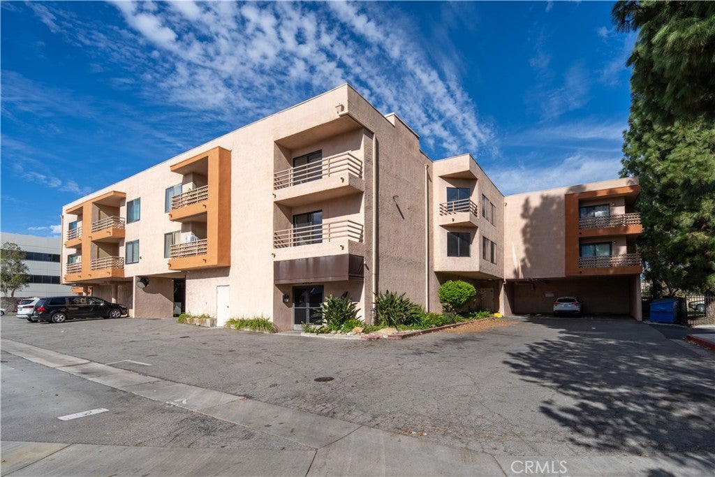 6815 Remmet 215, Canoga Park CA 91303