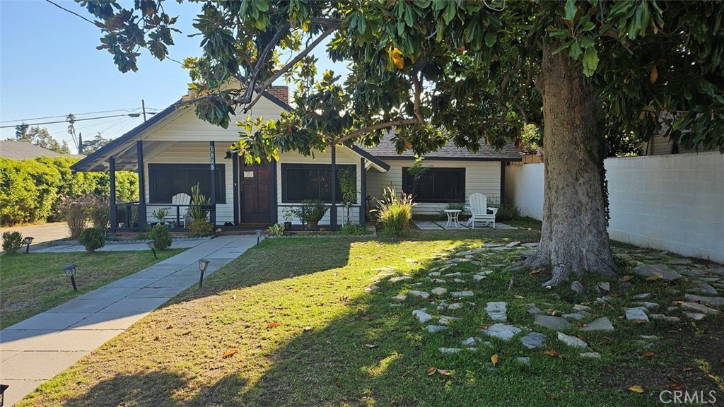 The house was built in 1905, remodeled inside 4-5years ago, close to markets and freeway. The location is convenient to school or offices. Please check the area on the map.
