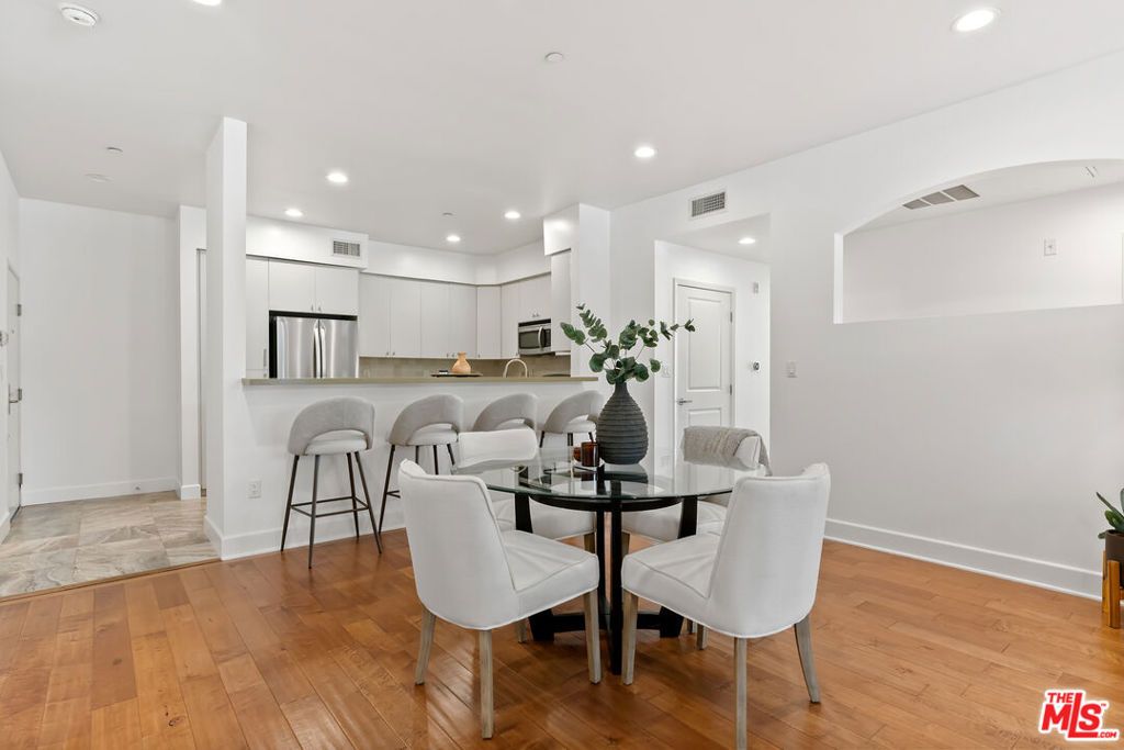 Photo of 1235 Granville Avenue #102, Los Angeles, CA 90025 (MLS # 25590851)