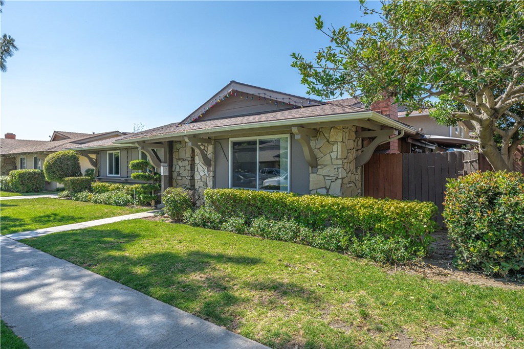 2619 W Aurora Street