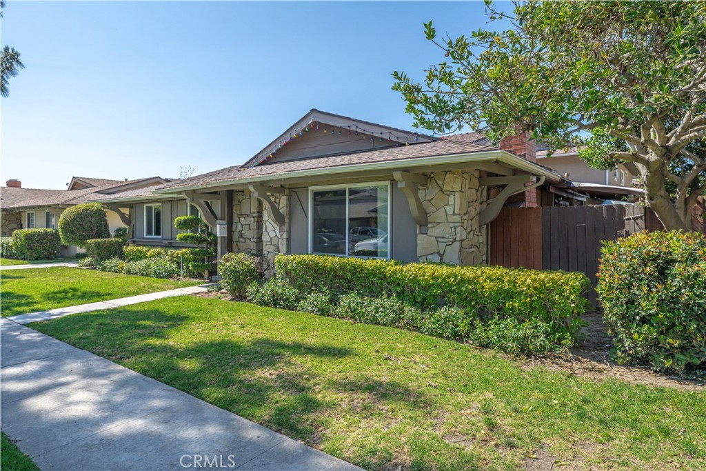 2619 W Aurora Street