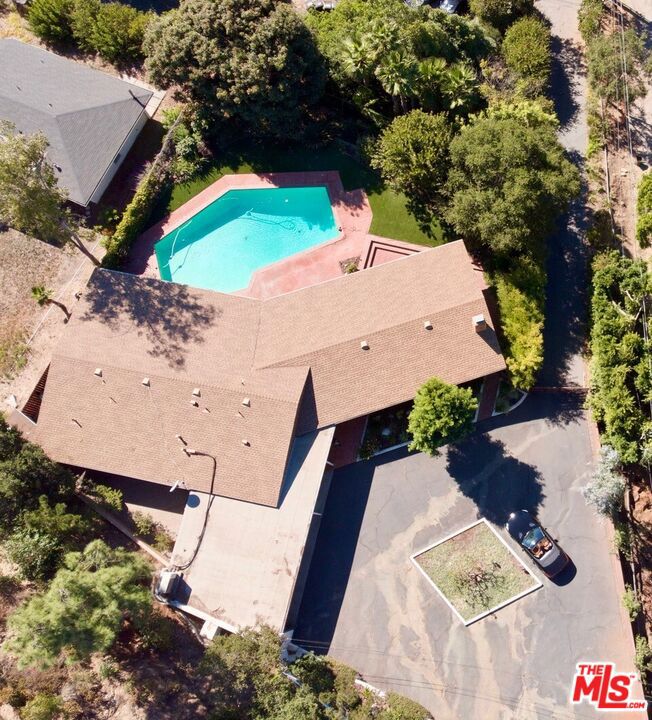590 N Tigertail Road