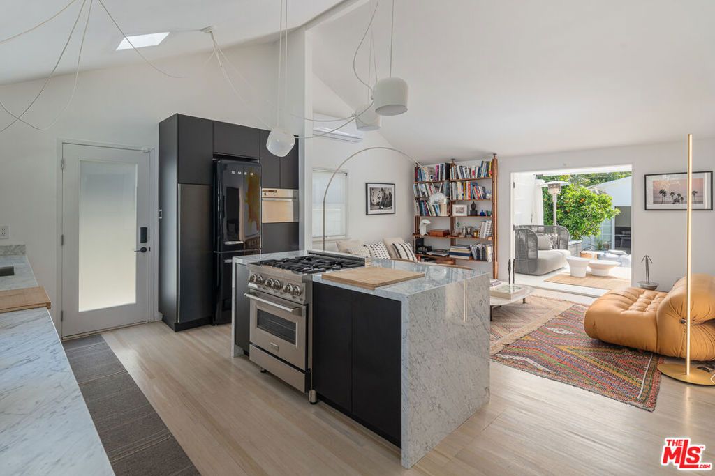 Photo of 814 Angelus Place, Venice, CA 90291 (MLS # 25570207)