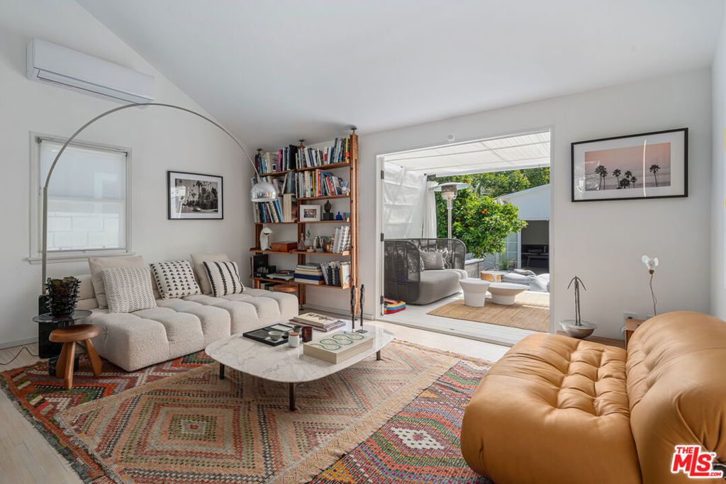 Photo of 814 Angelus Place, Venice, CA 90291 (MLS # 25570207)