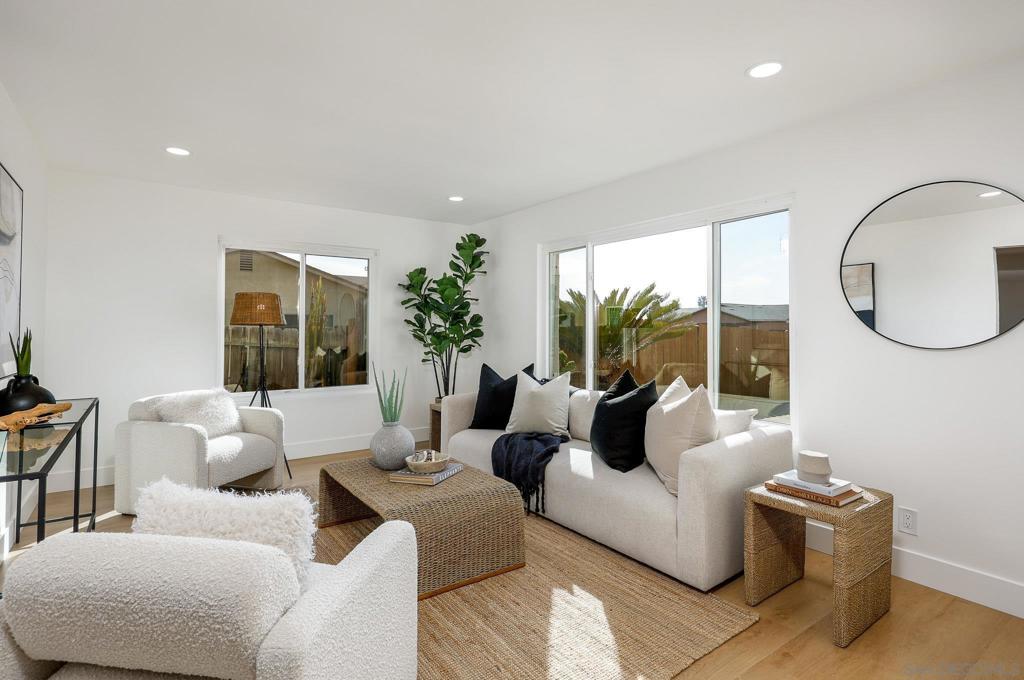 10935 Avenida Del Gato