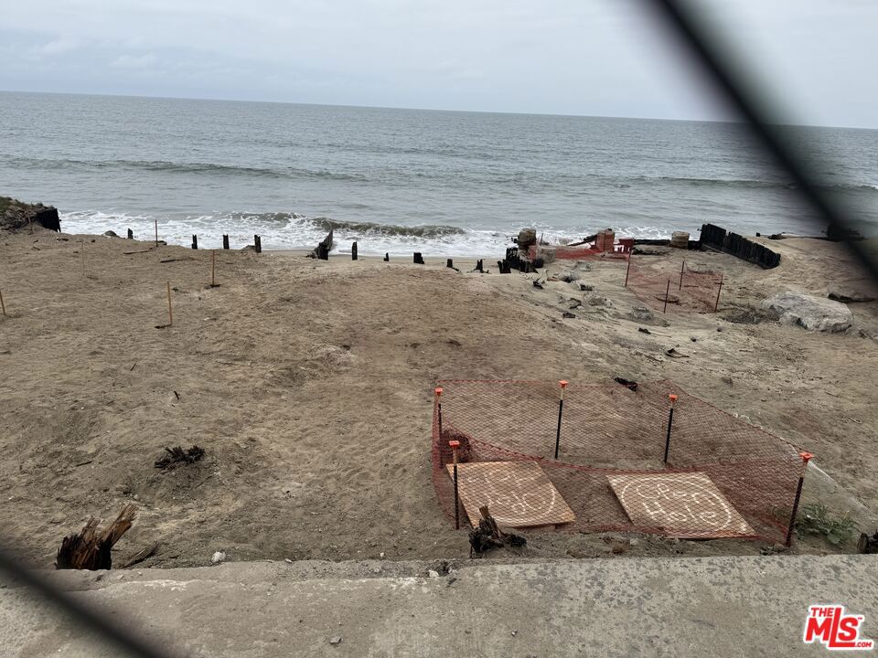 Beachfront Burnout! Close in Malibu with nice sandy frontage. Nice walkable beach.Good surf & fishing in front!. ===============FORMER 2,672 1978 ARCHITECTURAL==================City of Malibu has a resource center that can assist you with creating your dream.