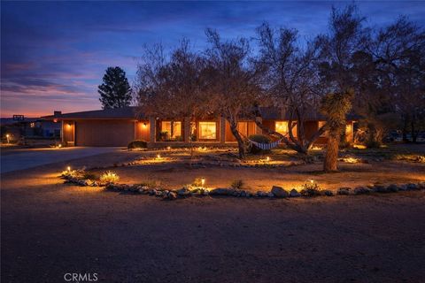 Photo of 19801 Talihina Road, Apple Valley, CA 92307 (MLS # CV26019951)