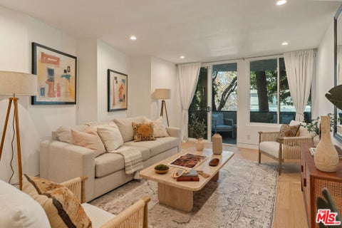 Photo of 10800 Holman Avenue #102, Los Angeles, CA 90024 (MLS # 26104311)