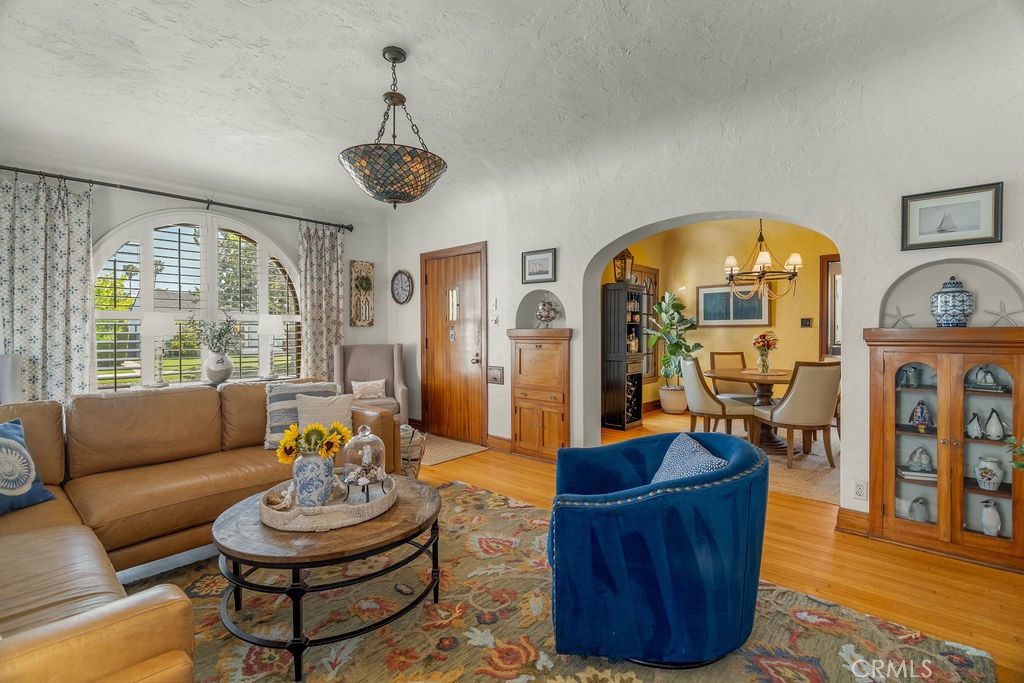 3475 Cerritos Avenue