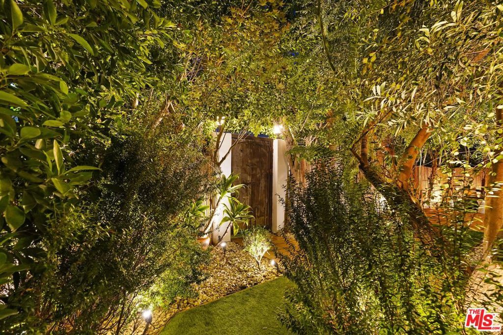 Photo of 903 N Vista Street, Los Angeles, CA 90046 (MLS # 25608221)