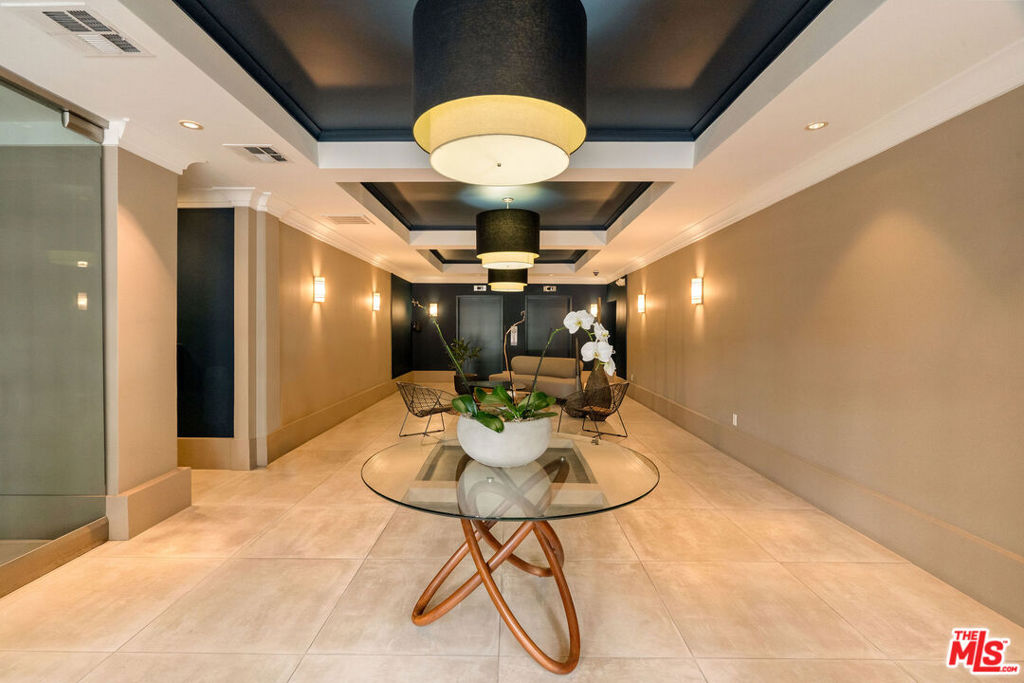 585 N Rossmore Avenue 407