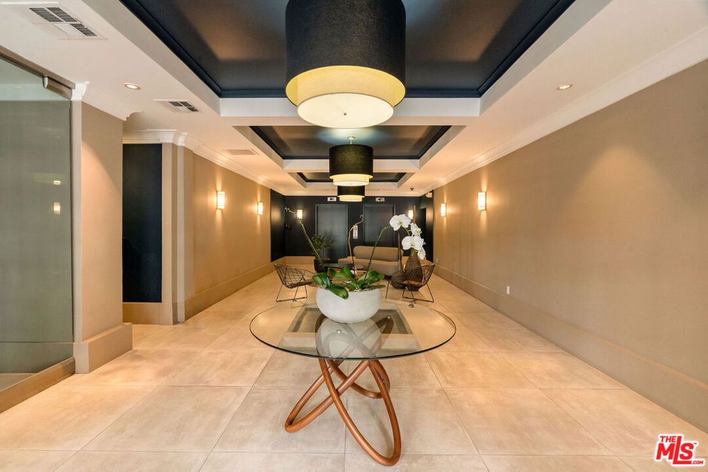 Photo of 585 N Rossmore Avenue #407, Los Angeles, CA 90004 (MLS # 25599607)