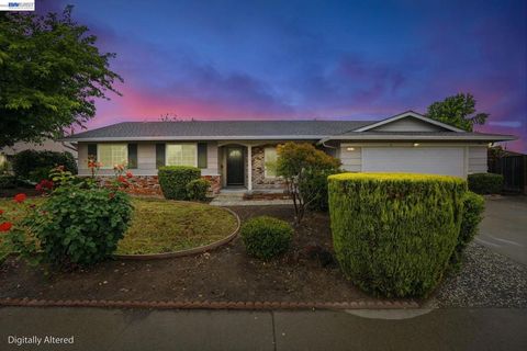 Photo of 311 Huntington Dr Dr, Antioch, CA 94509 (MLS # 41132050)