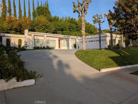 Photo of 17976 Medley Dr, Encino, CA 91316 (MLS # DW26087250)