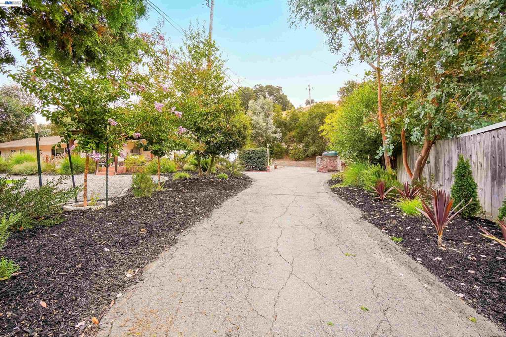 9338 Crow Canyon Rd