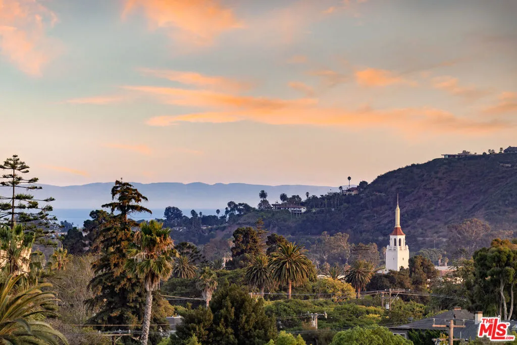 Santa Barbara, California 93101, United States, 2 Bedrooms Bedrooms, ,3 BathroomsBathrooms,Residential,Active,205910