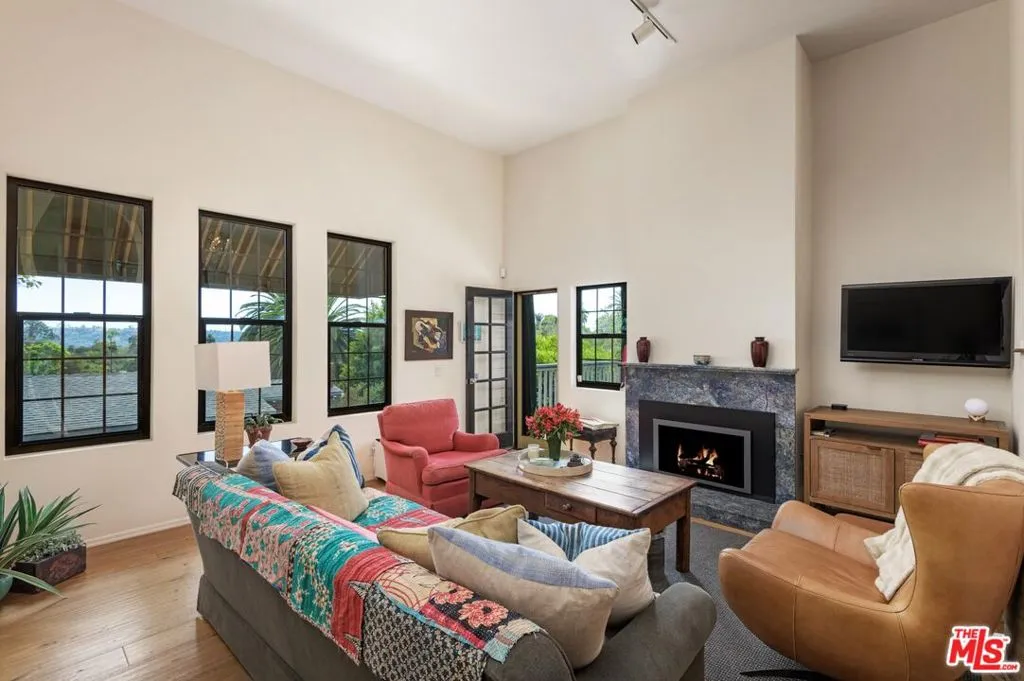 Santa Barbara, California 93101, United States, 2 Bedrooms Bedrooms, ,3 BathroomsBathrooms,Residential,Active,205910