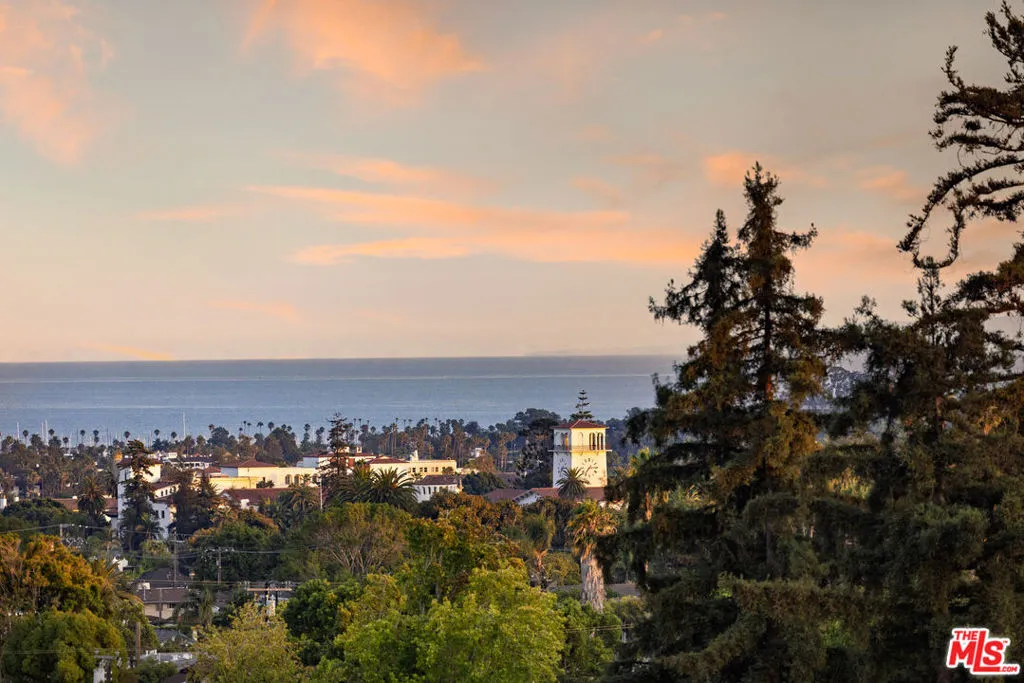 Santa Barbara, California 93101, United States, 2 Bedrooms Bedrooms, ,3 BathroomsBathrooms,Residential,Active,205910