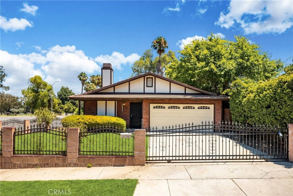 Photo of 5546 Mclennan Ave, Encino, CA 91436 (MLS # SR26075098)