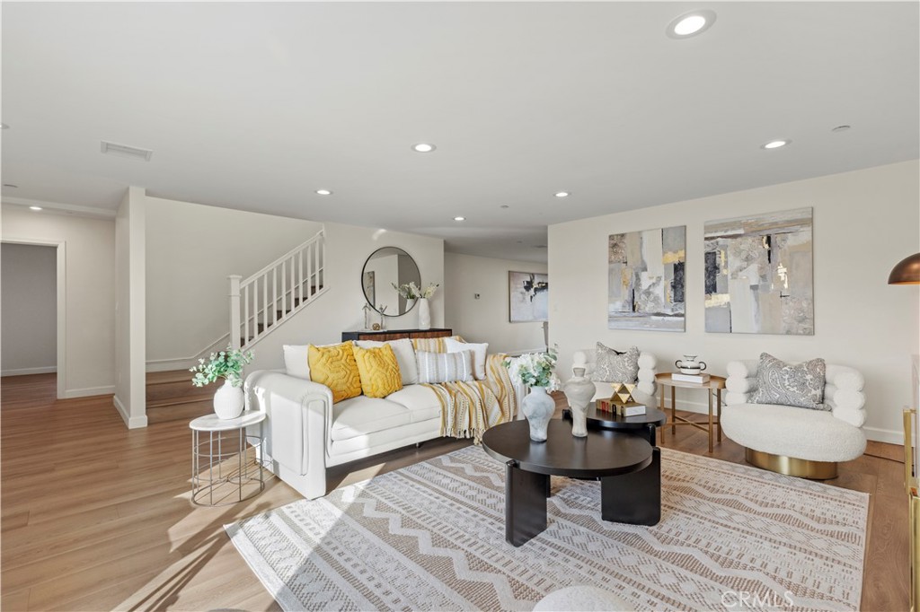 8715 El Lago