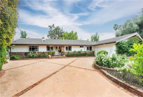 Photo of 16722 Knollwood Drive, Granada Hills, CA 91344 (MLS # SR26136546)