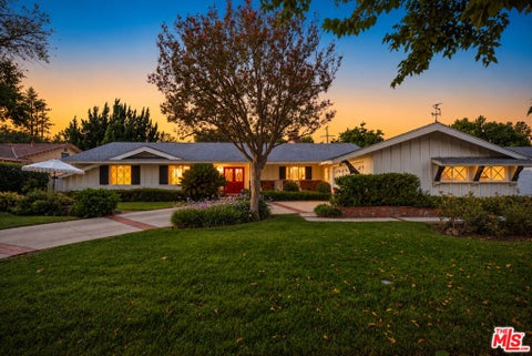Photo of 23431 Clarendon Street, Woodland Hills, CA 91367 (MLS # 26996163)