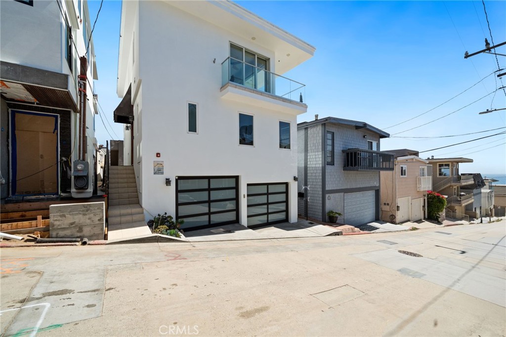 210 El Porto Street