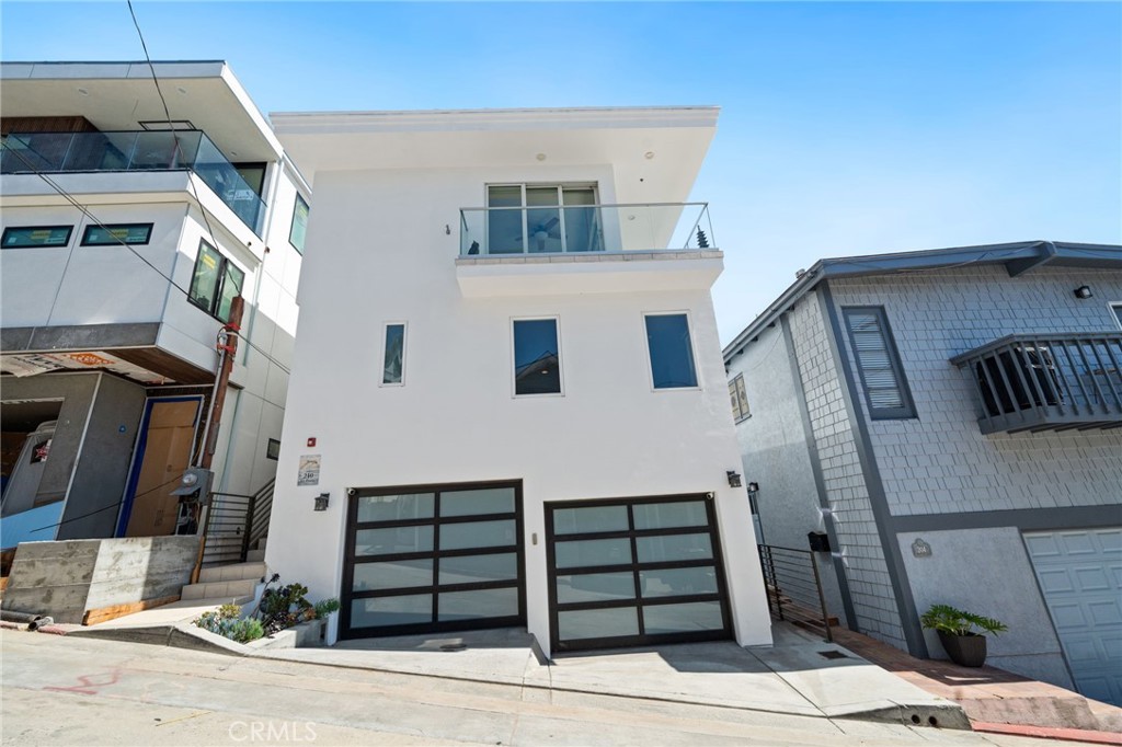 210 El Porto Street