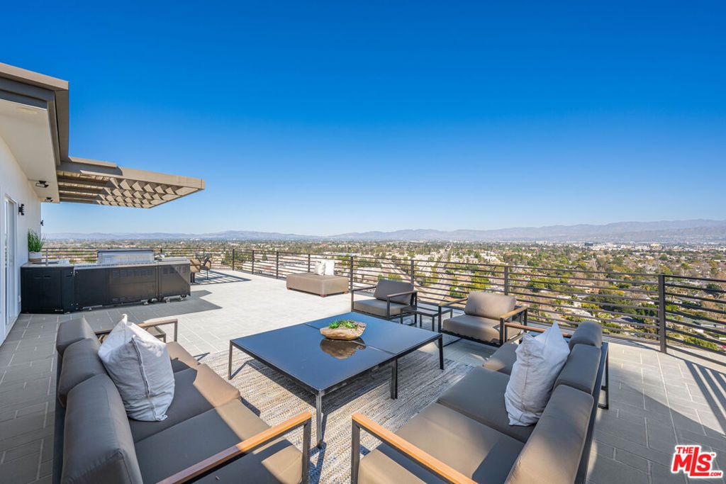 Photo of 11725 Laurelwood Drive, Studio City, CA 91604 (MLS # 26634307)