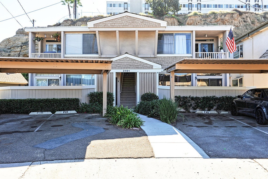This end unit townhouse feels like a house with a very spacious 3 bedroom floor plan and its own private yard and additional front patio! Granite kitchen counters, fireplace, beautiful hard surface flooring and fresh paint so you can move right in! In unit laundry - all appliances are included! This is a great complex with two pools, spas and a community room, that is located in an awesome area - super close to OB and Mission Bay - with easy freeway access and a multitude of shops and restaurants nearby. Neighborhoods: Loma Portal Point Loma Complex Features: ,, Equipment: Dryer, Range/Oven, Washer Other Fees: 0 Sewer: Sewer Connected Topography: LL