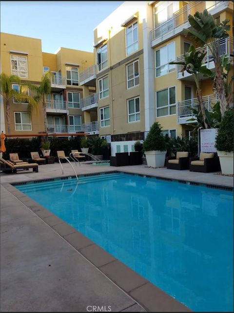 Photo of 21301 Erwin St, Woodland Hills, CA 91367 (MLS # SR26068930)