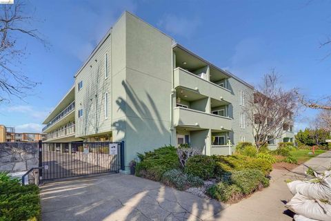 Photo of 325 Kitty Hawk RD Rd #UNIT 207, Alameda, CA 94501 (MLS # 41107760)