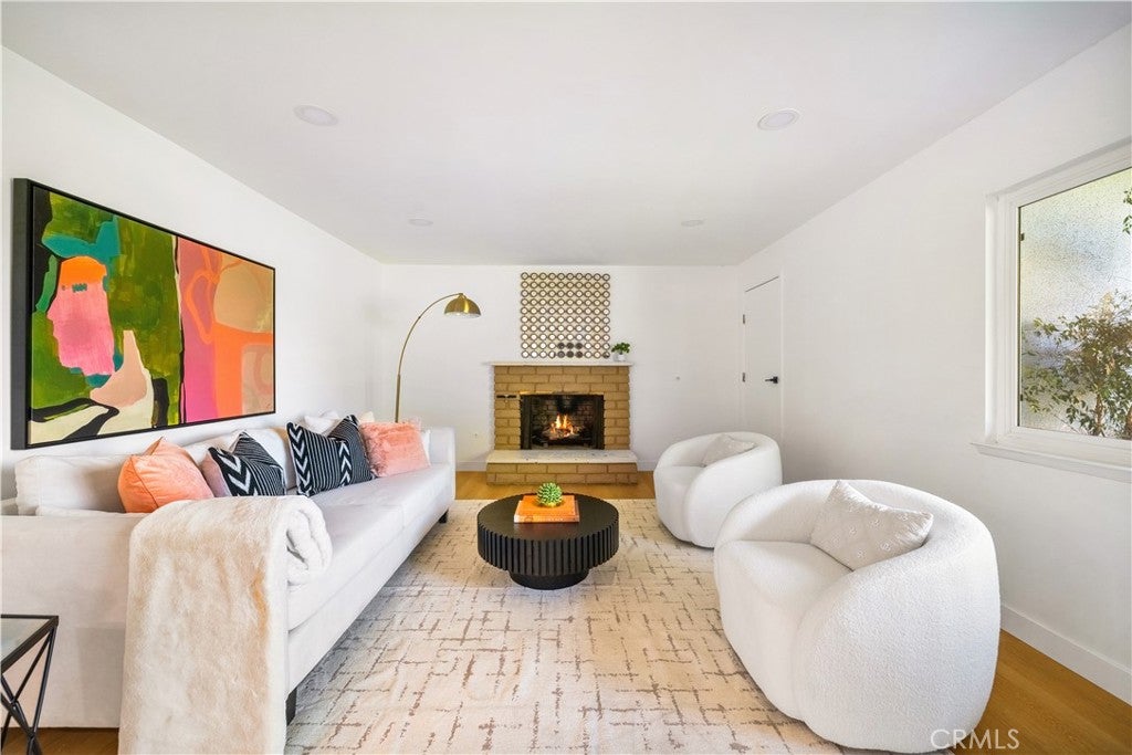 3357 W Olinda
