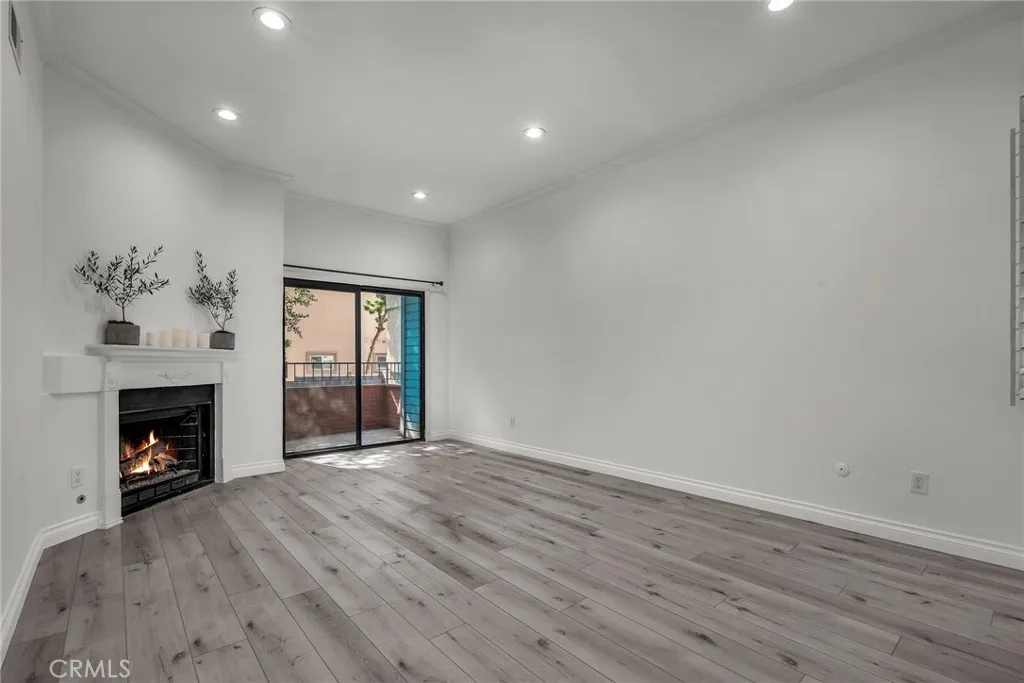 Glendale, California 91202, United States, 2 Bedrooms Bedrooms, ,2 BathroomsBathrooms,Residential,Active,209822