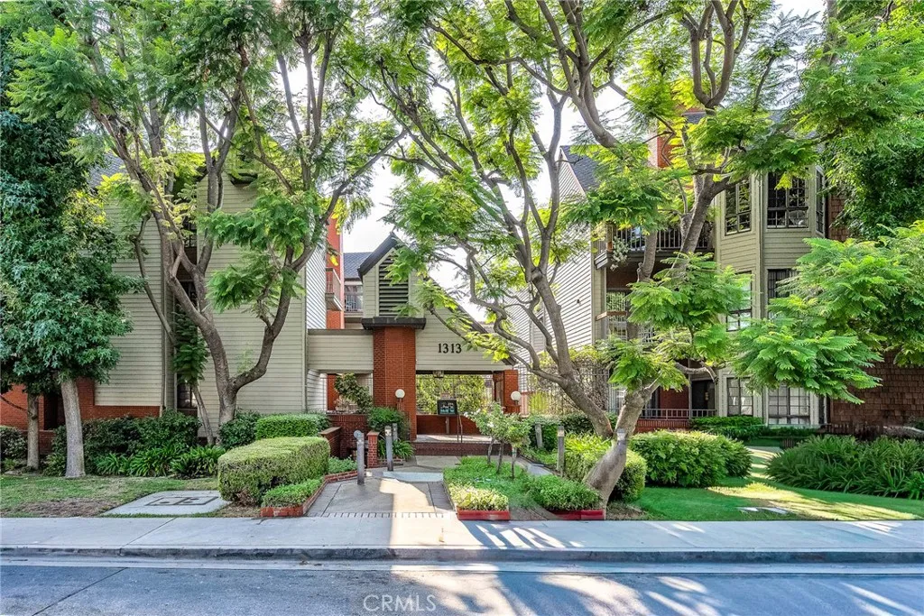 Glendale, California 91202, United States, 2 Bedrooms Bedrooms, ,2 BathroomsBathrooms,Residential,Active,209822