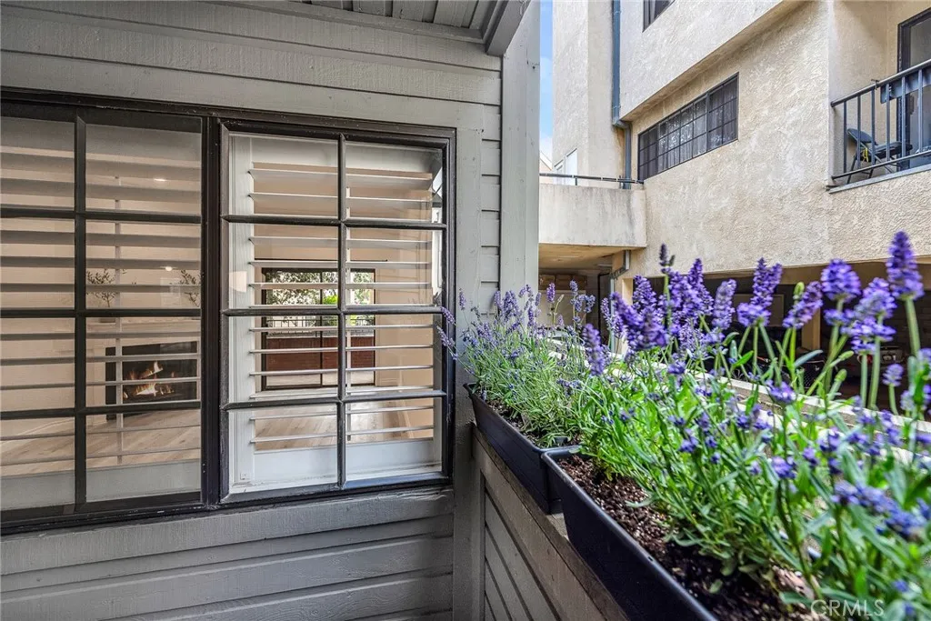 Glendale, California 91202, United States, 2 Bedrooms Bedrooms, ,2 BathroomsBathrooms,Residential,Active,209822