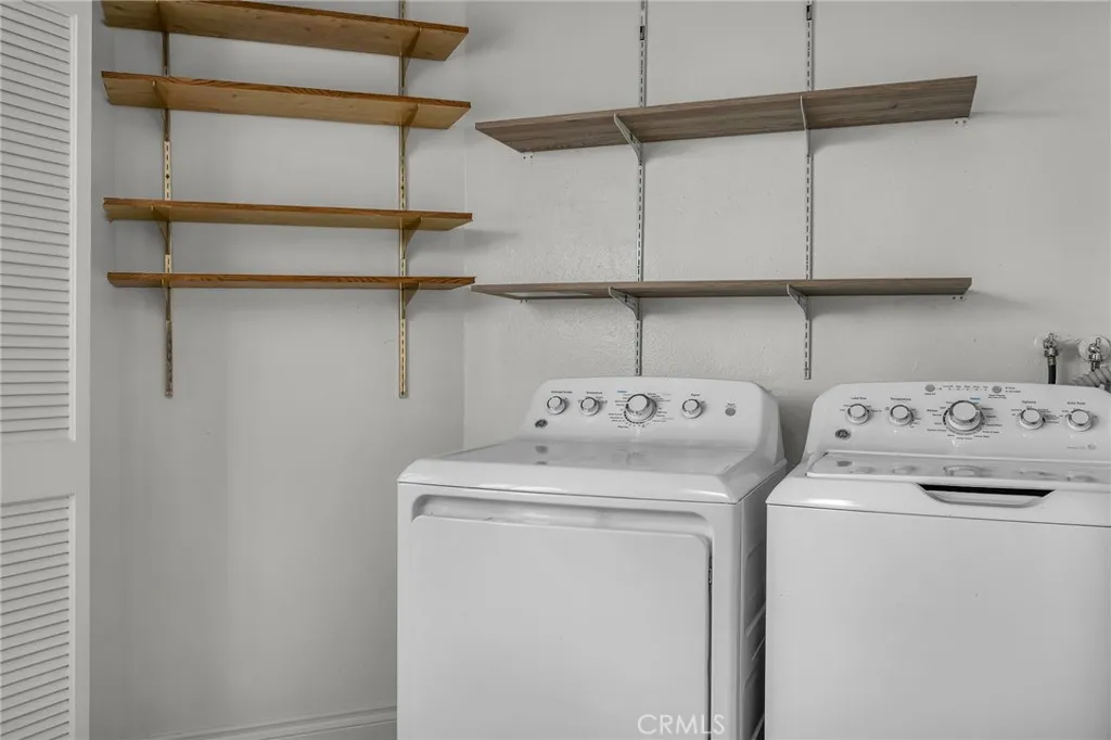 Glendale, California 91202, United States, 2 Bedrooms Bedrooms, ,2 BathroomsBathrooms,Residential,Active,209822