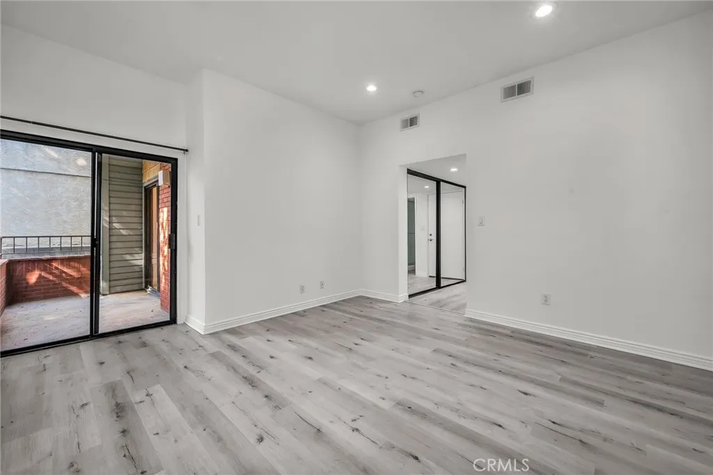 Glendale, California 91202, United States, 2 Bedrooms Bedrooms, ,2 BathroomsBathrooms,Residential,Active,209822