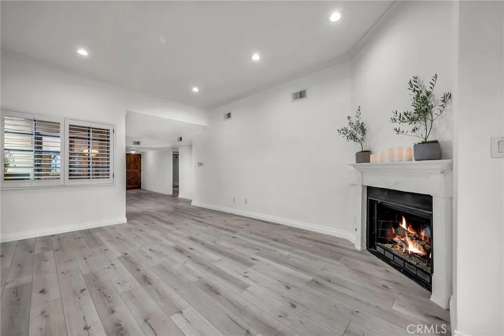 Glendale, California 91202, United States, 2 Bedrooms Bedrooms, ,2 BathroomsBathrooms,Residential,Active,209822