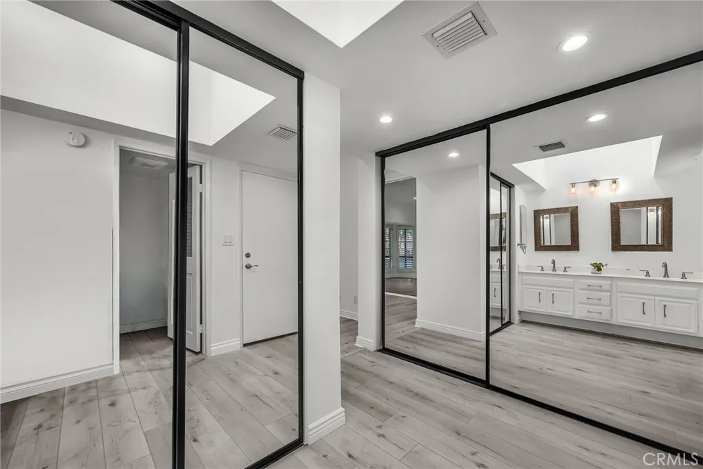 Glendale, California 91202, United States, 2 Bedrooms Bedrooms, ,2 BathroomsBathrooms,Residential,Active,209822