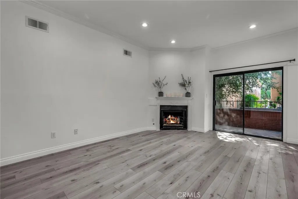 Glendale, California 91202, United States, 2 Bedrooms Bedrooms, ,2 BathroomsBathrooms,Residential,Active,209822