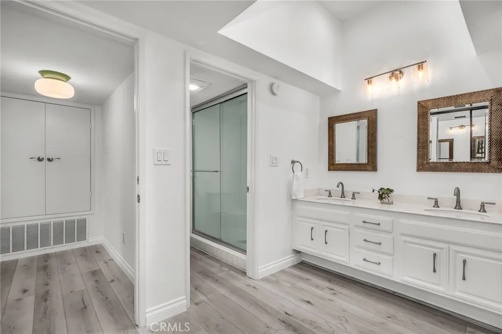 Glendale, California 91202, United States, 2 Bedrooms Bedrooms, ,2 BathroomsBathrooms,Residential,Active,209822